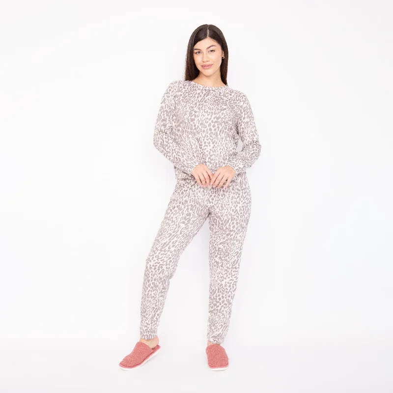 women's pajamas with a subtle shimmerPIJAMA PANTALON. ANIMAL PRINT